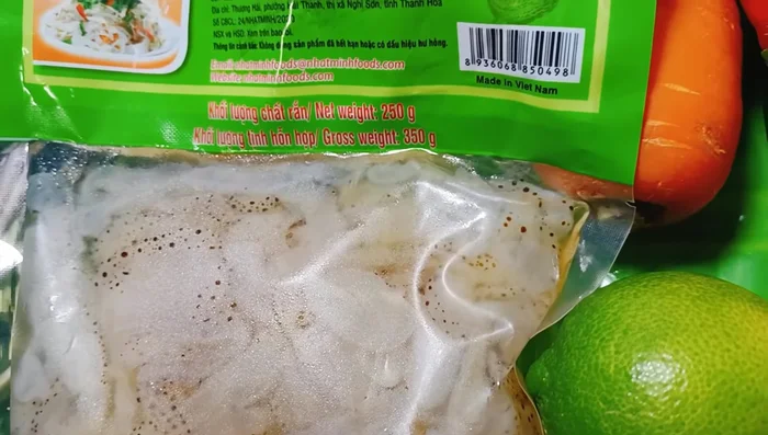 Chuẩn bị nguyên liệu: Sứa (đã sơ chế sạch), xoài xanh, cà rốt, ớt sừng, dưa leo, hành tây, rau quế, húng bạc hà, ngò gai, đậu phộng rang, chanh, tỏi.