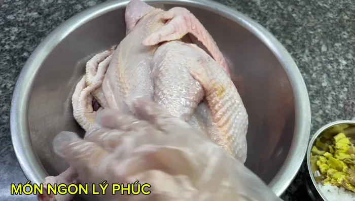 Làm sạch gà: Rửa gà với gừng, muối để khử mùi tanh. (133.52)