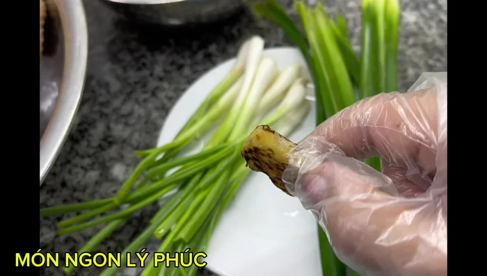 Luộc gà với 4.5 lít nước, thêm lá dứa, hành lá, gừng đập dập. (202.879)
