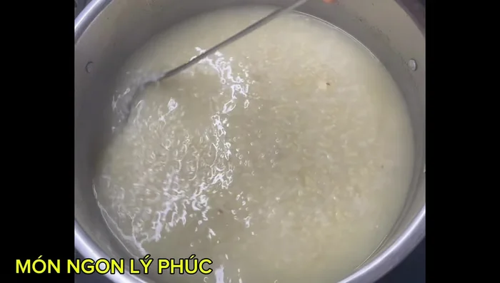 Tiếp tục đun nhỏ lửa cho đến khi cháo chín nhừ, dẻo. (503.039)