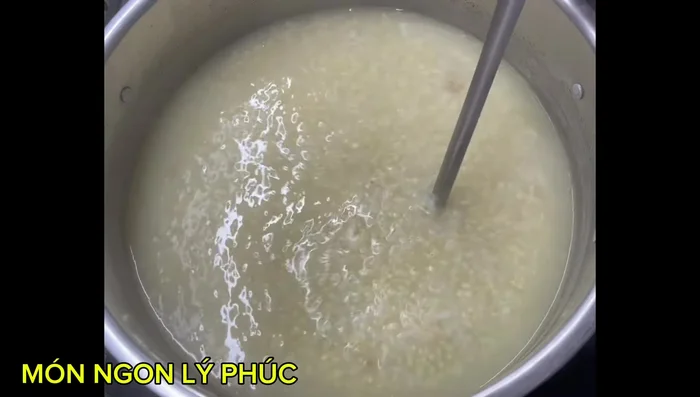 Tắt bếp, rắc hành ngò, hành phi lên trên. (516.479)