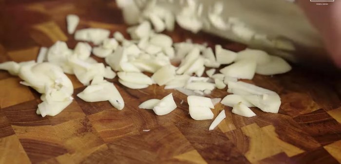 Băm nhỏ tỏi và ớt.