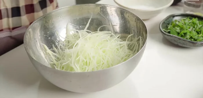 Trộn đu đủ, cà rốt với 1/2 lượng nước trộn nộm, để ngấm 5 phút, sau đó chắt bỏ phần nước thừa.