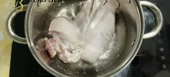 Luộc tai heo: Cho tai heo vào nồi, đổ nước ngập tai heo. Thêm gừng, hành tím dập, hành lá và 1 thìa cà phê muối vào nồi. Đun sôi, sau đó vặn nhỏ lửa, đậy vung và luộc trong 15 phút.
