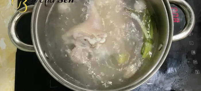 Kiểm tra độ chín: Dùng đũa chọc vào phần dày nhất của tai heo, nếu không có nước đỏ hoặc hồng chảy ra thì tai heo đã chín.