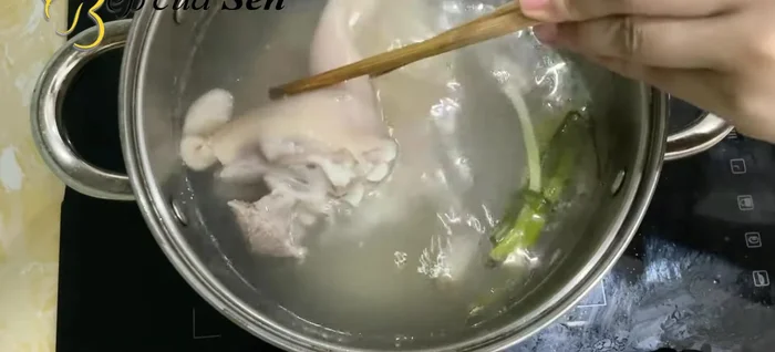 Làm nguội và làm trắng: Vớt tai heo ra, cho ngay vào tô nước đá có pha 1/2 quả chanh để tai heo trắng giòn và không bị nhớt.