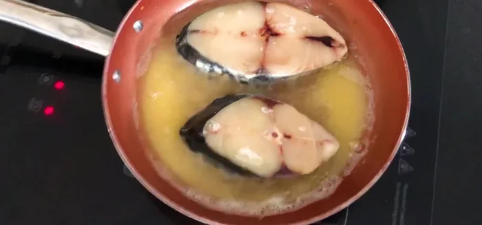 Chiên cá thu: Cho cá vào chảo, chiên vàng giòn hai mặt.