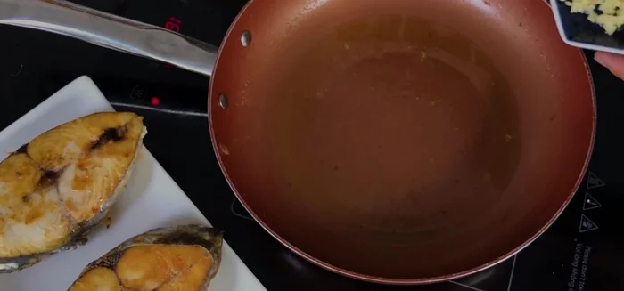 Đổ bớt dầu ăn ra khỏi chảo, chỉ chừa lại 1 muỗng canh dầu.