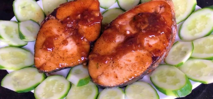 Tắt bếp, bày cá ra đĩa, trang trí và thưởng thức cùng cơm nóng.