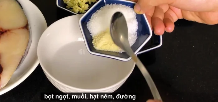 Pha nước sốt: Cho nước, bột ngọt, muối, hạt nêm, đường, nước mắm, tương ớt vào một tô, khuấy đều cho tan.