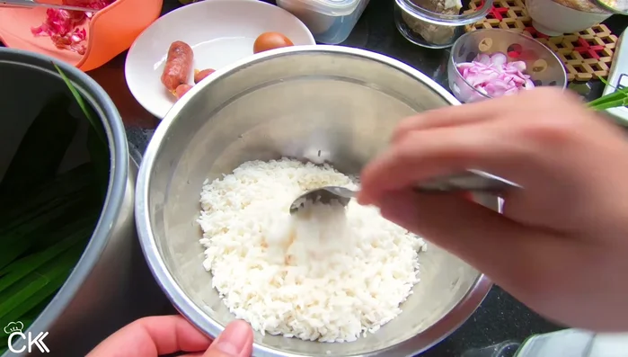 Trộn nếp với 1 muỗng đầu muối.