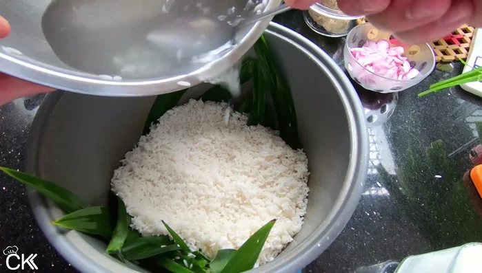 Cho nếp vào nồi cơm điện, thêm nước vừa đủ ngấm.