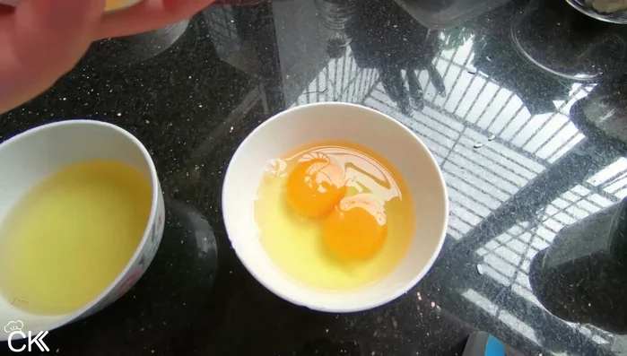 Trộn lòng trứng với 1/3 muỗng hạt nêm, đánh đều và chiên mỏng.