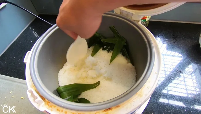 Sau khi xôi chín, để khoảng 10-15 phút rồi mở nắp.