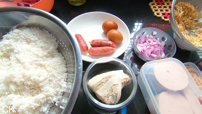 Chuẩn bị các loại topping: lạp xưởng, trứng, pate, chả lụa, chà bông, ruốc sấy, hành phi.