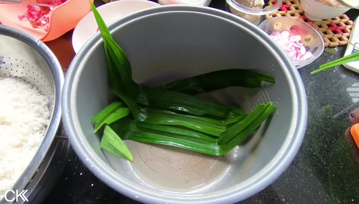 Xếp lá dứa vào đáy nồi.