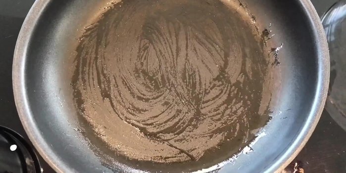 Làm nóng chảo, quét một lớp dầu mỏng.