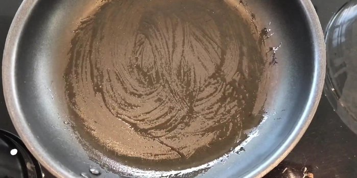 Cho tôm vào chảo, đảo 2 mặt cho tôm chín tái.