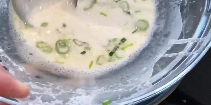 Khuấy bột thêm lần nữa.
