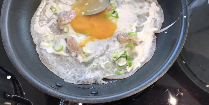 Tùy chọn: Cho thêm trứng lên mặt bánh.