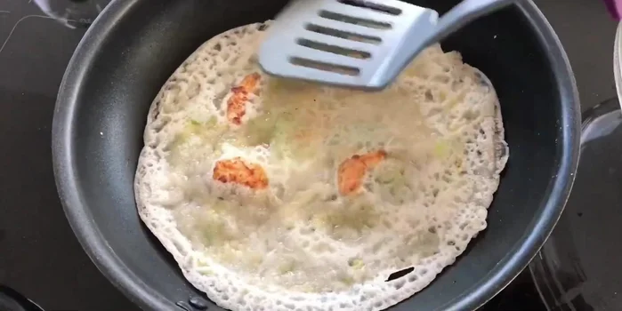 Dùng dụng cụ ép bánh xuống.