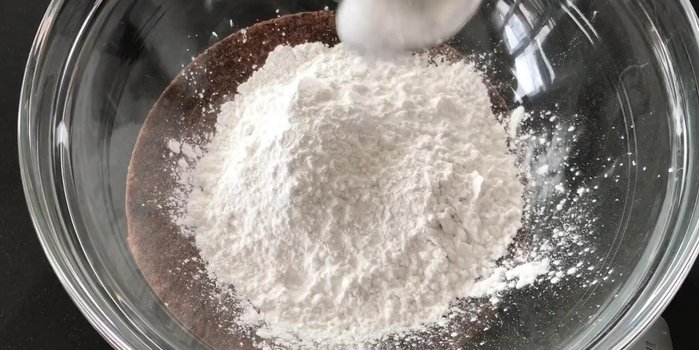 Trộn 100g bột năng với một chút muối.