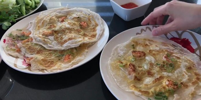 Cuốn bánh với rau sống, đồ chua và chấm với nước mắm.
