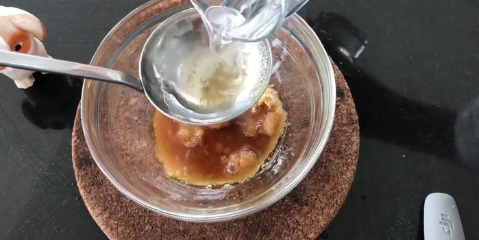 Pha nước chấm: Trộn 1 phần đường, 1 phần nước mắm, 2 phần nước sôi để nguội, nước cốt chanh, ớt bằm (tùy sở thích).