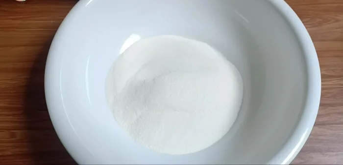 Pha sữa: Cho đường, sữa bột béo vào một cái tô, sau đó cho nước nóng (400ml, đã đun sôi) vào khuấy đều cho tan hết. Thêm sữa Ông Thọ vào khuấy đều.