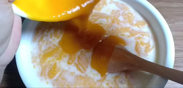 Trộn đều hỗn hợp xoài đã lọc và hỗn hợp sữa.