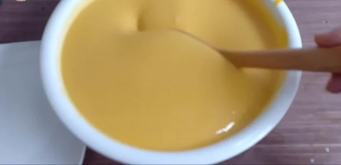 Đổ hỗn hợp vào túi nilon hoặc hộp kín, để vào ngăn đá tủ lạnh khoảng 1 ngày 1 đêm.