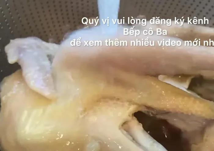 Luộc gà khoảng 25-35 phút, dùng đũa xiên thử vào phần đùi gà, nếu không thấy nước hồng rỉ ra nữa là gà chín. Ngâm gà vào nước đá lạnh để da gà giòn và đẹp.
