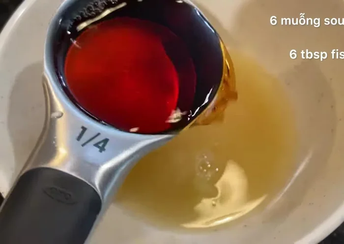 Pha nước mắm trộn gỏi: đường, nước mắm, nước cốt chanh, tỏi băm, ớt băm. Nêm nếm cho vừa khẩu vị.