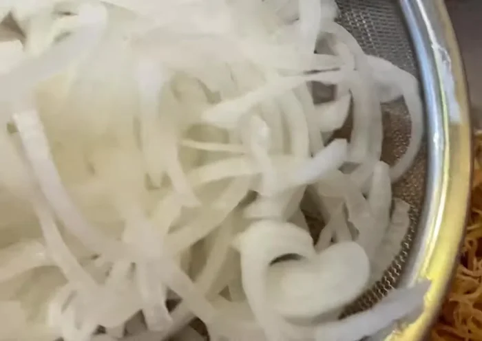 Trộn đều hoa chuối, hành tây, cà rốt với nước mắm trộn gỏi cho vừa khẩu vị.