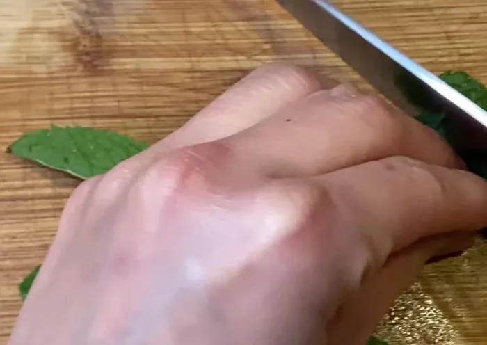 Thêm rau răm, húng lủi đã rửa sạch và cắt nhỏ vào trộn đều.