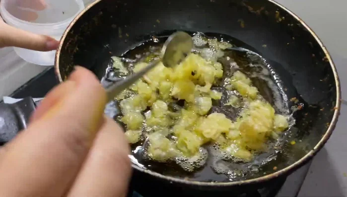 Cho nghệ băm nhỏ vào xào cùng.