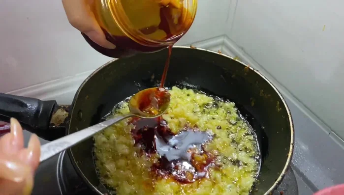 Thêm hạt điều rang vào đảo đều.