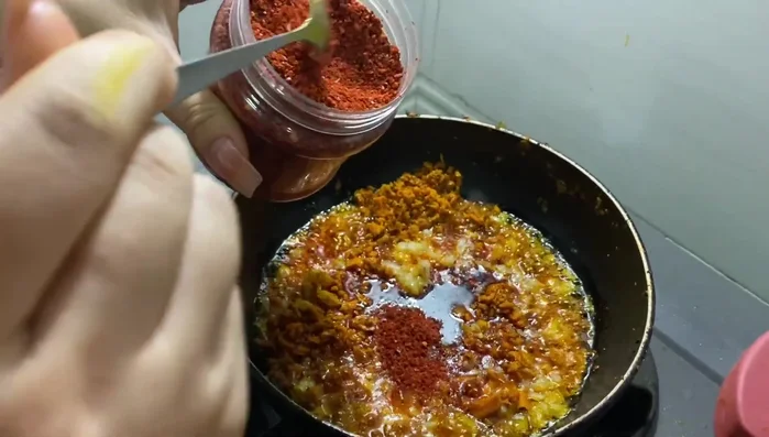 Cho ớt cay, bột ngọt, sa tế vào đảo đều. Nêm nếm gia vị vừa ăn.
