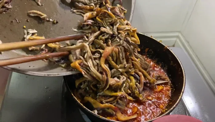 Cho lươn vào chảo, đảo đều.