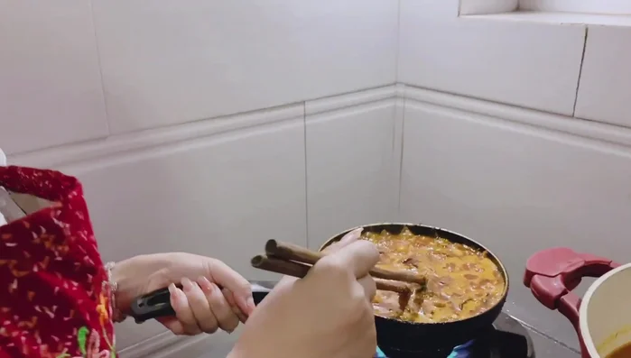 Nêm nếm lại gia vị, thêm tiêu.
