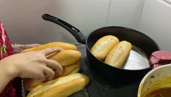 Làm nóng bánh mì, nướng giòn.