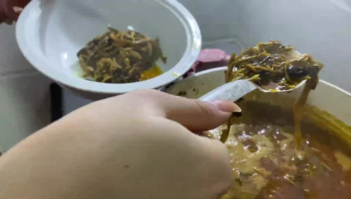 Múc súp ra tô, cho rau răm lên trên.