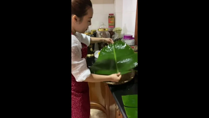 Trang trí thêm rau củ, hoa lá cho đẹp mắt.