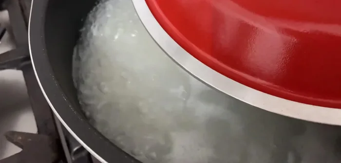 Thêm gừng vào nồi cháo.