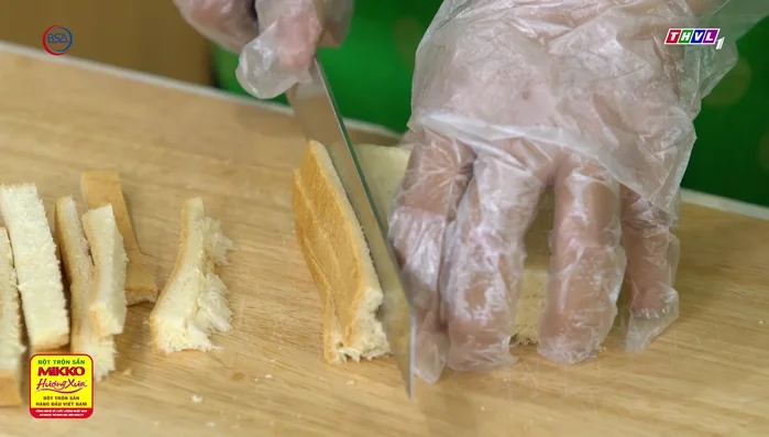 Rang bánh mì và tôm: Rang bánh mì trong chảo khô đến khi vàng giòn. Rang tôm khô trên chảo khô đến khi bông và thơm.