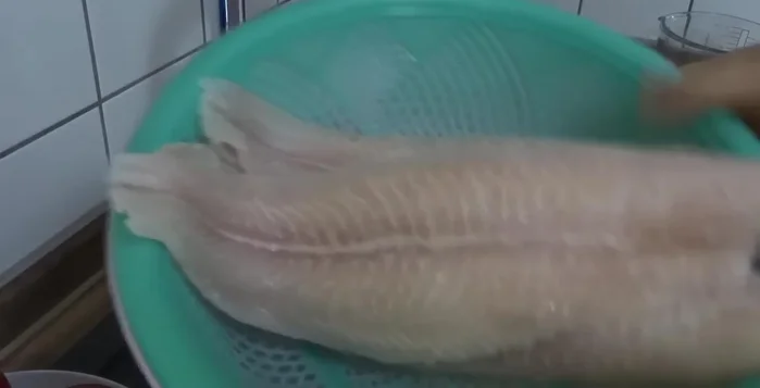 Rửa sạch cá ba sa, cắt dọc và cắt thành 6 miếng.