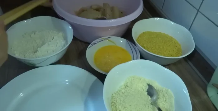 Nhúng cá vào bột khô, sau đó nhúng vào trứng và cuối cùng là bột chiên xù (hoặc bột bắp xay nhuyễn).