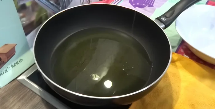 Đun nóng nhiều dầu ăn trong chảo ở lửa vừa.