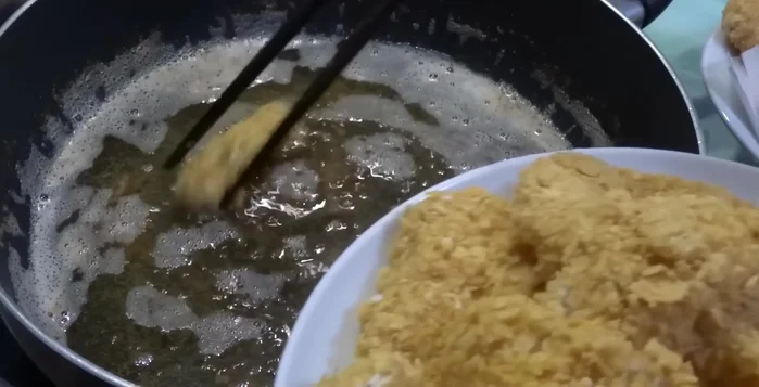 Vớt cá ra để ráo dầu trên khăn giấy.