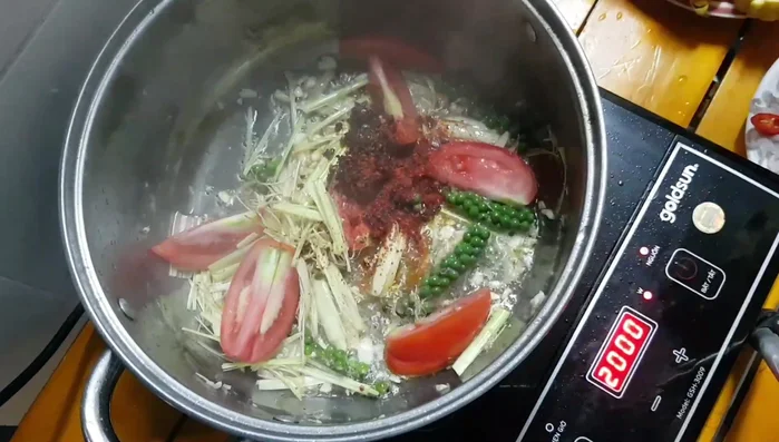Cho tiêu xanh, sa tế, ớt bột, bột ngọt, hạt nêm vào xào cùng.